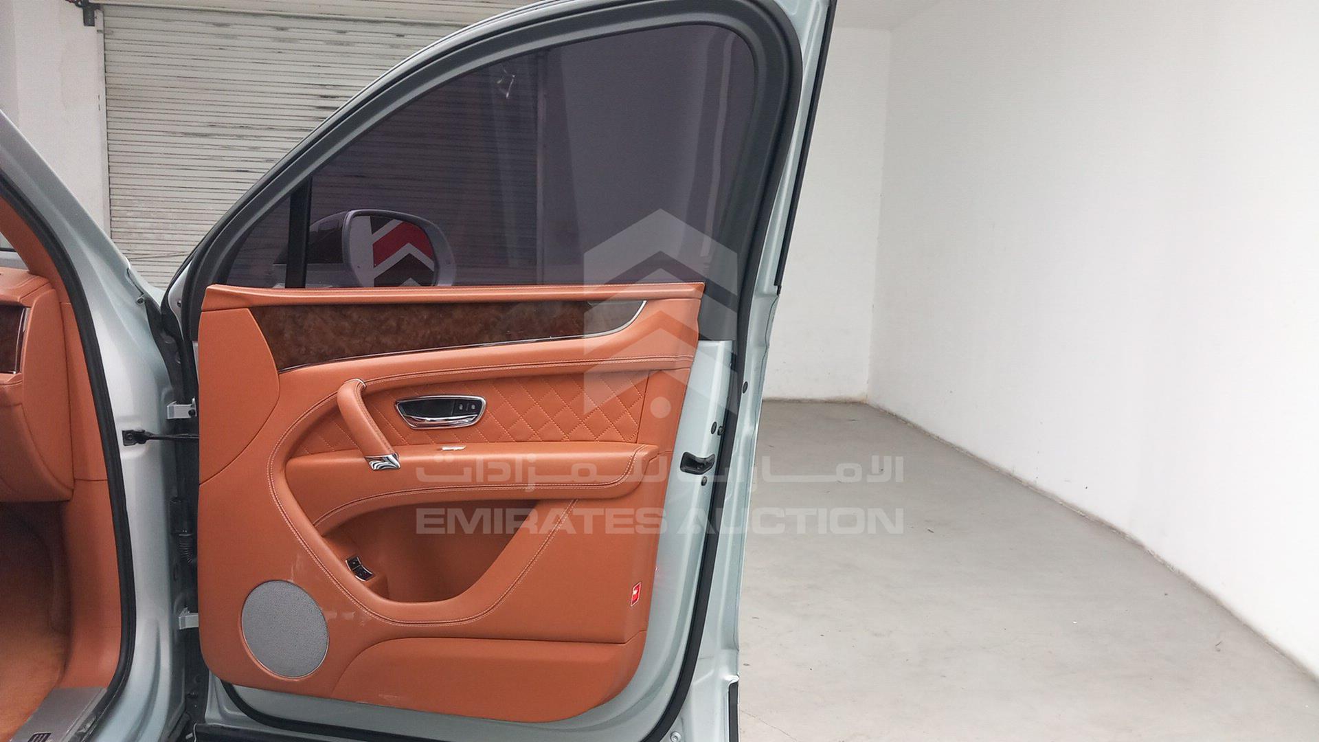 2017 BENTLEY BENTAYGA VIN: SJAAB1ZV5HC016676