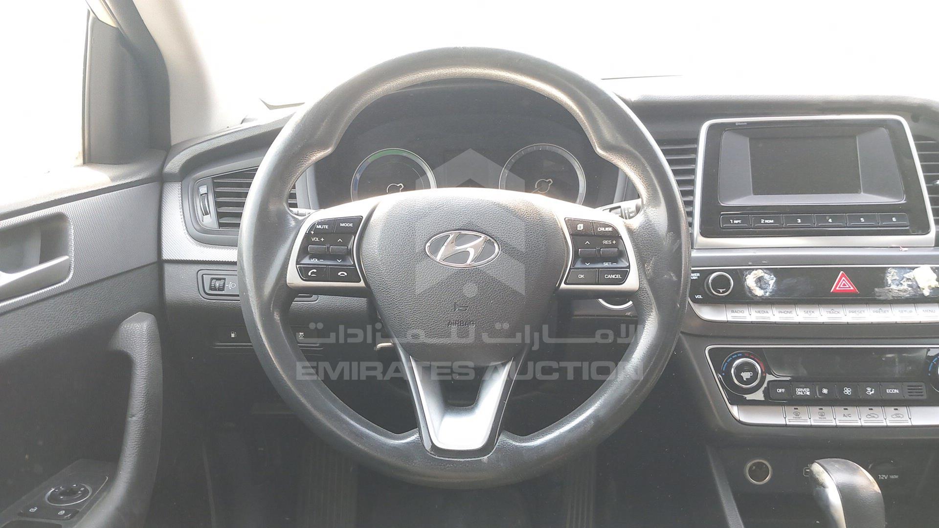 2018 HYUNDAI SONATA VIN: KMHE24132JA082093