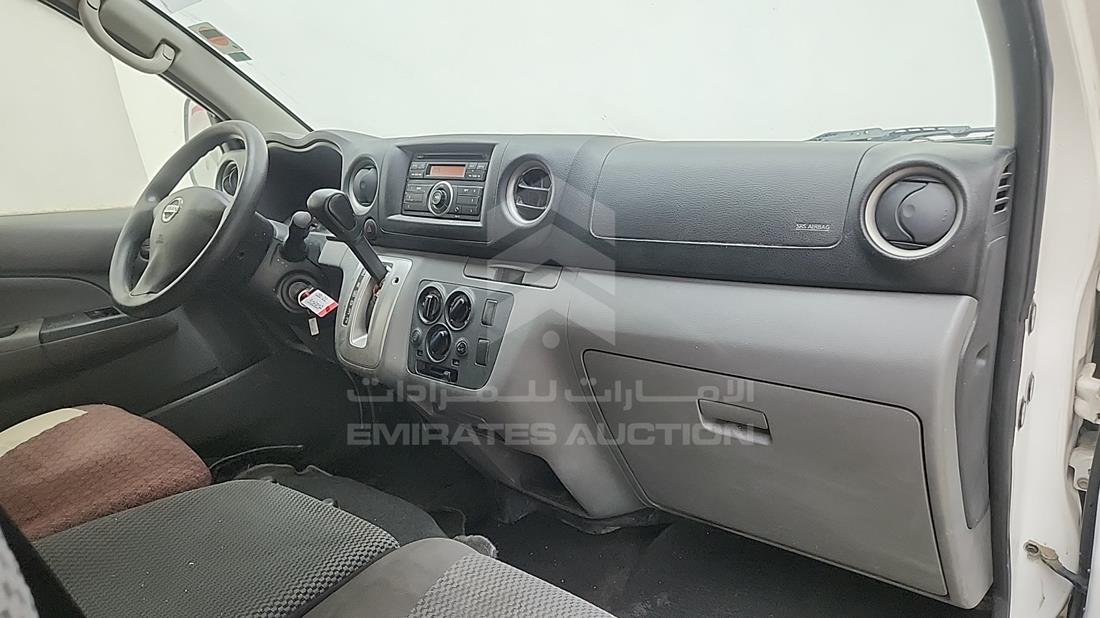نيسان أورفان 2018 — زاوية واجهة الراكب الأمامي الأيمن — صورة 16