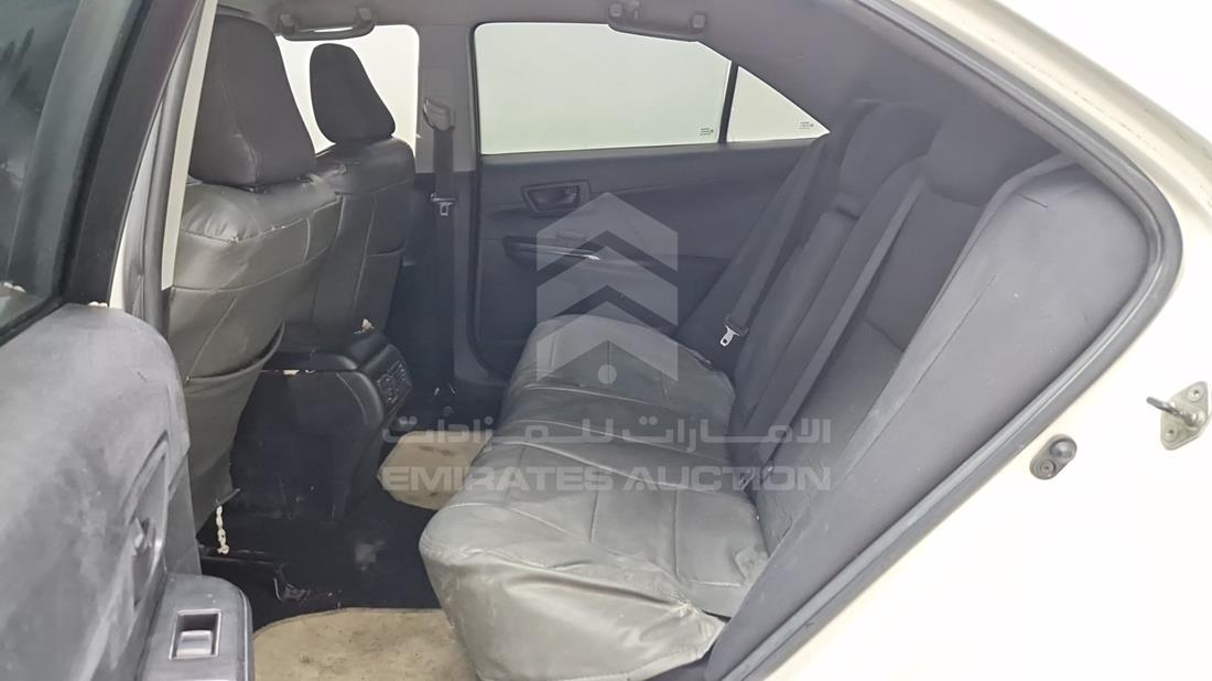 تويوتا كامري 2013 — زاوية الراكب الخلفي اليسرى — صورة 21
