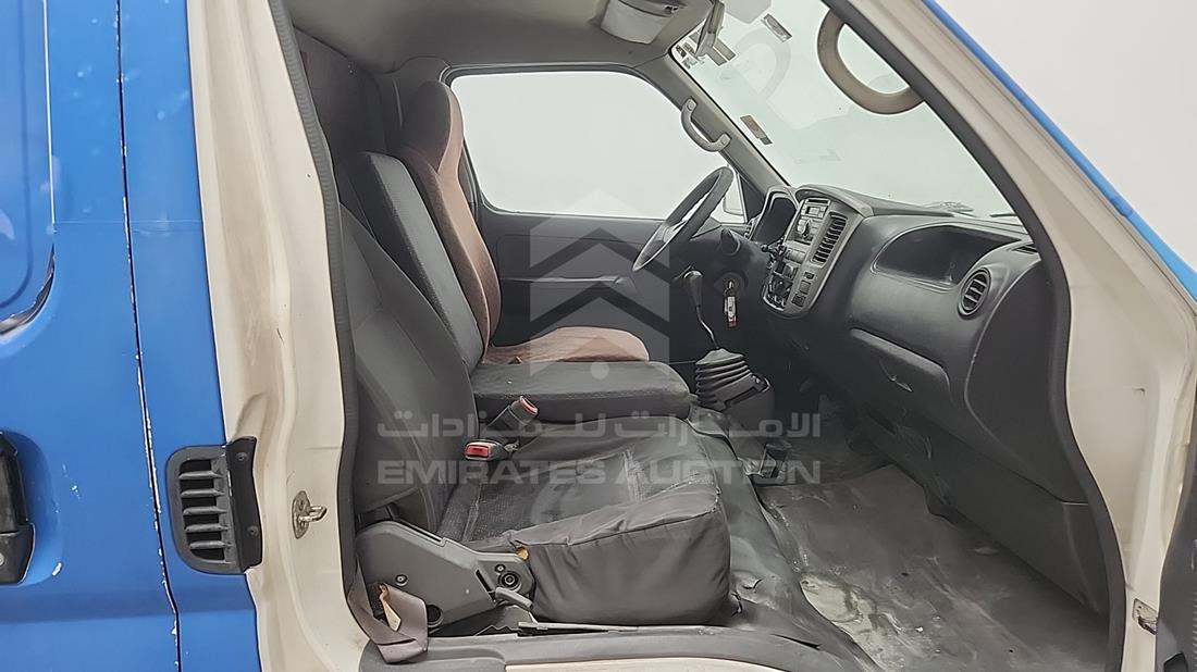 نيسان أورفان 2012 — زاوية الراكب الأمامي للمقعد — صورة 17