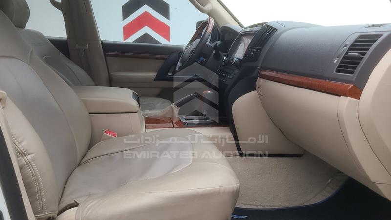 JTMHU09J5F4120610 Auction: EmiratesAuction Lot: 409010 JTMHU09J5F4120610 Toyota Land Cruiser 2015 WHITE Photo 35
