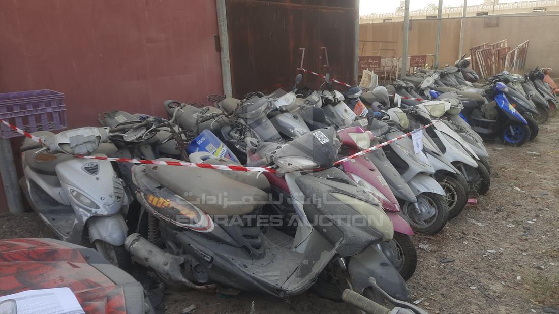 21 Scooters - Scrap without document — Front Right Angle — Photo 6
