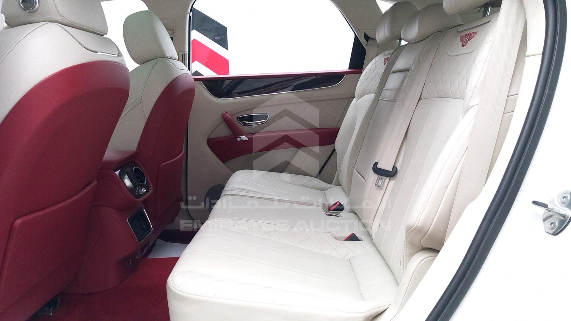 2018 BENTLEY BENTAYGA VIN: SJAAF1ZV8JC018402