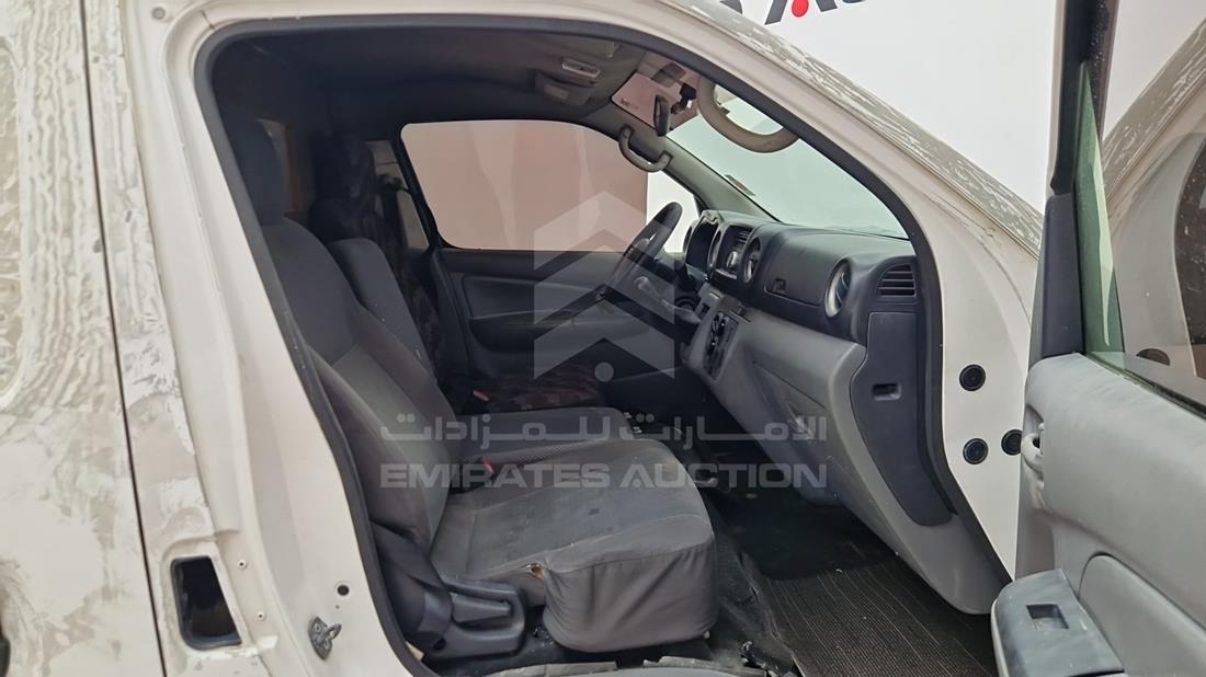 نيسان أورفان 2013 — زاوية الراكب الأمامي للمقعد — صورة 17