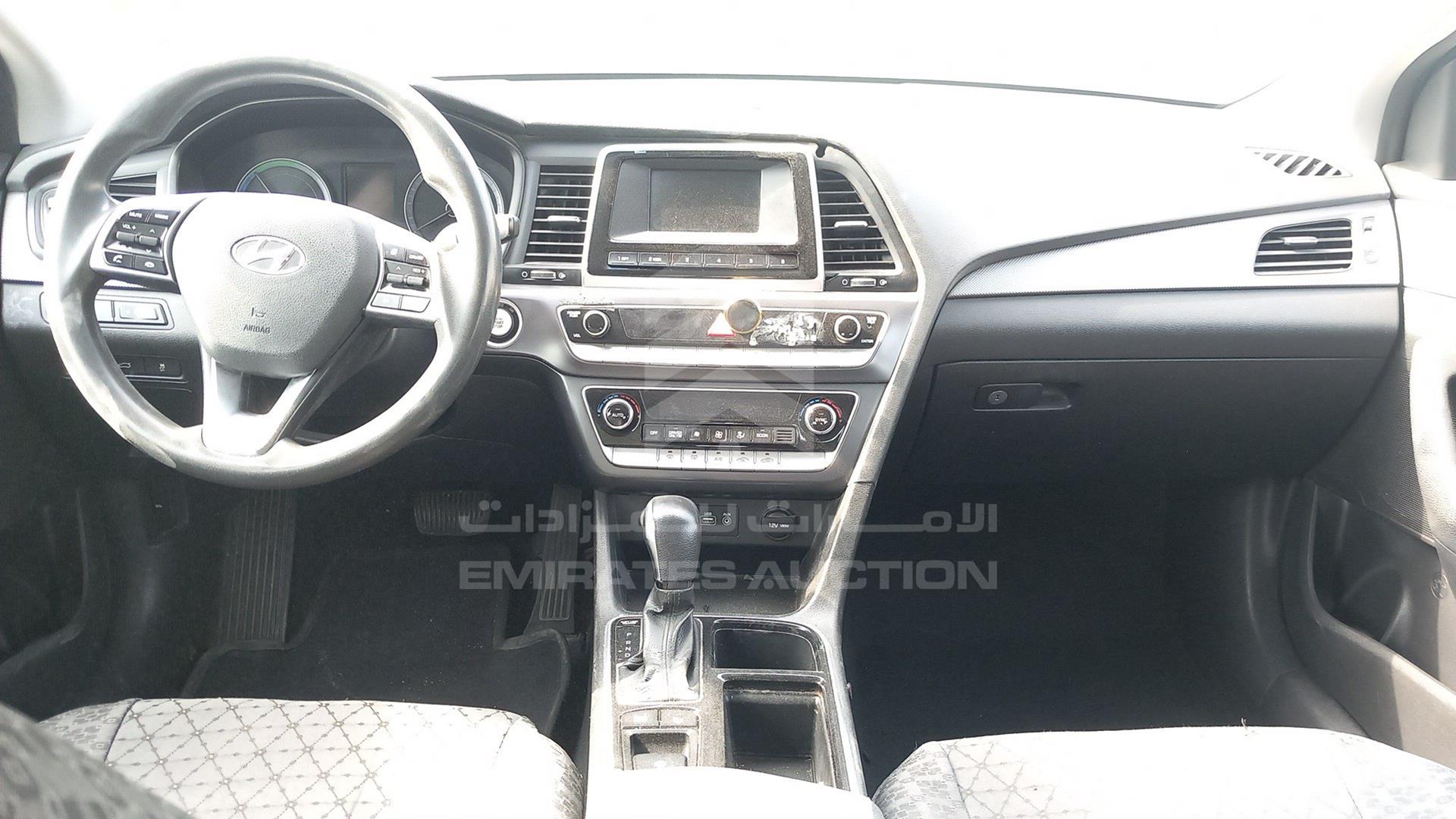 2018 HYUNDAI SONATA VIN: KMHE24137JA082090