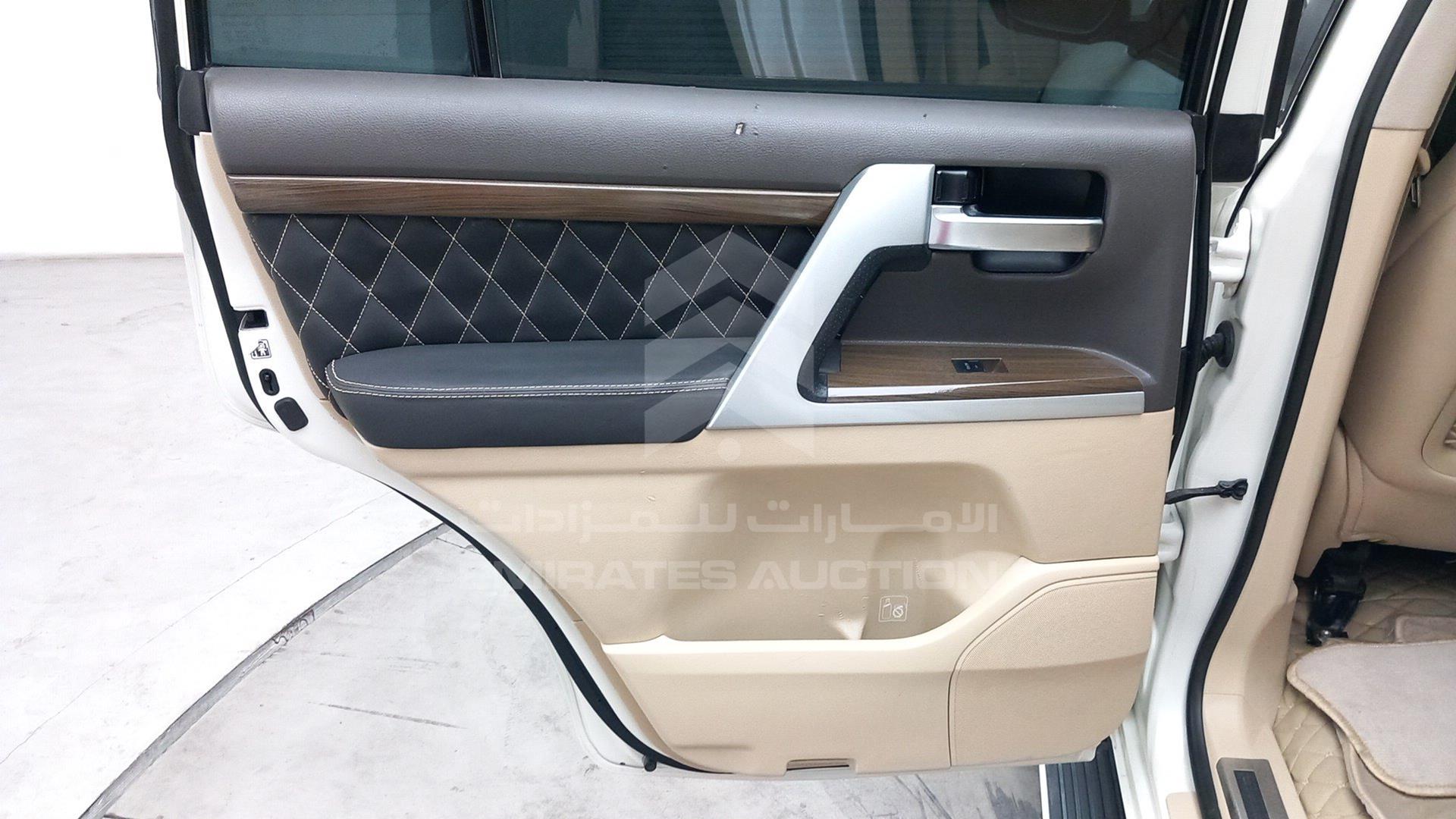 2016 TOYOTA LAND CRUISER VIN: JTMHY05J6G4036341