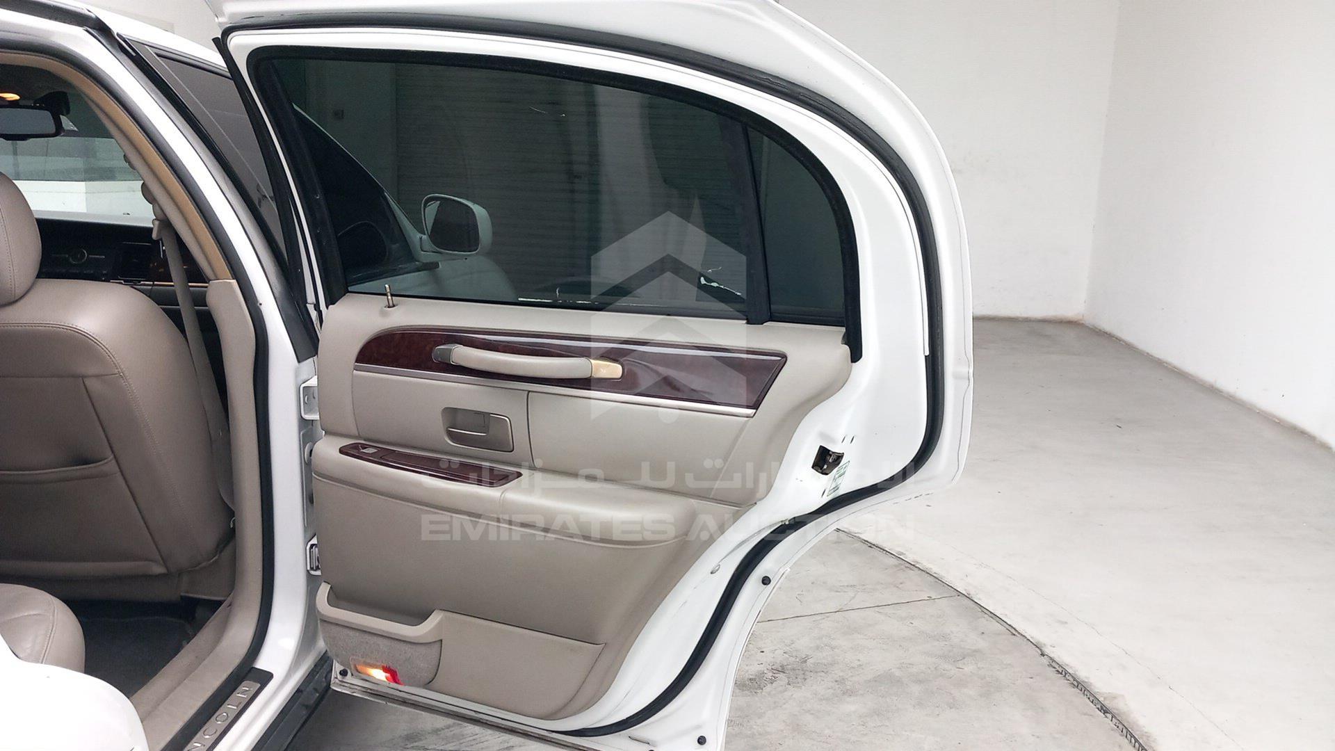2010 LINCOLN TOWN VIN: 2LNBL8CV9AX752302