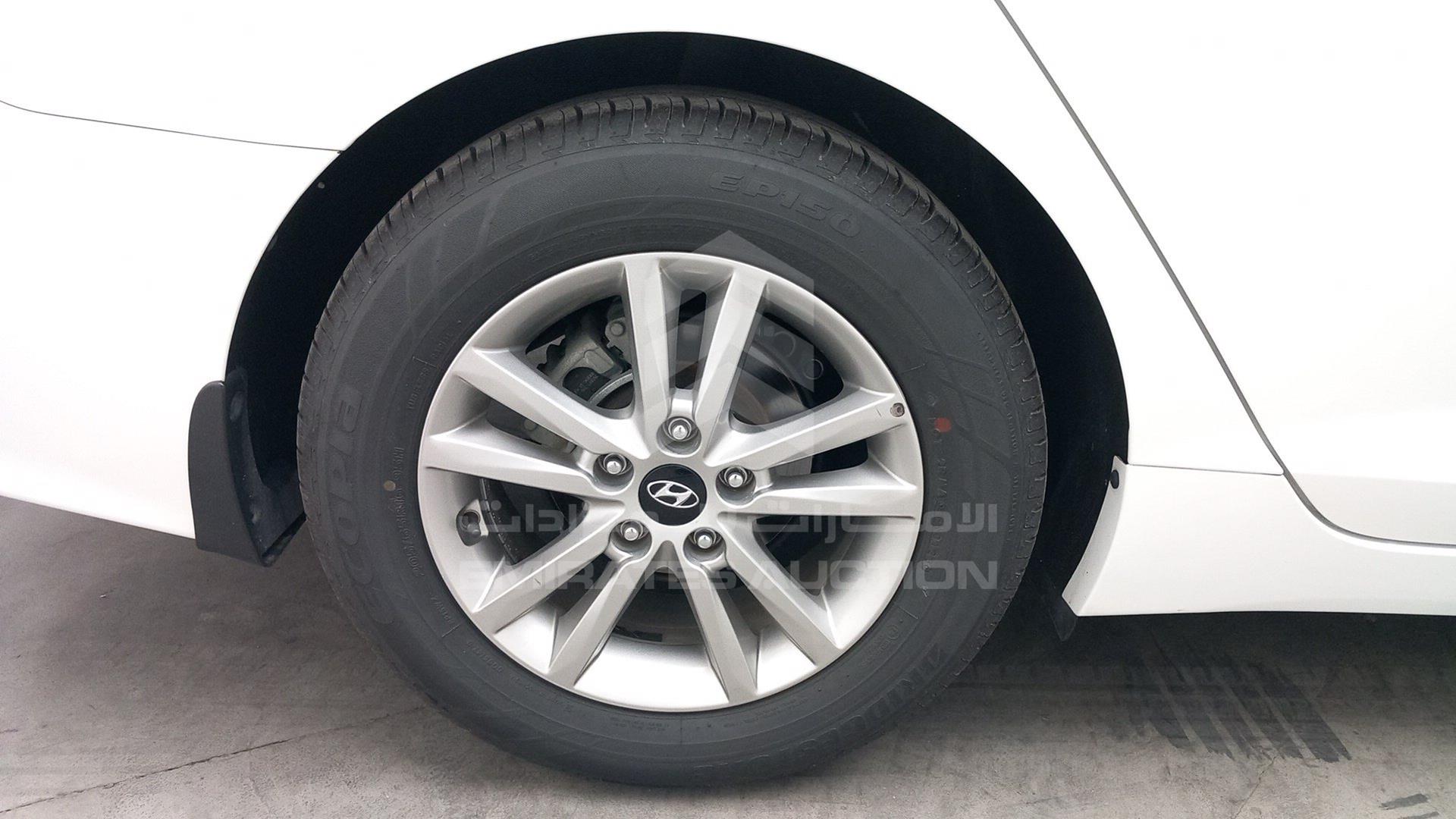 2017 HYUNDAI SONATA VIN: KMHE241G1HA289135