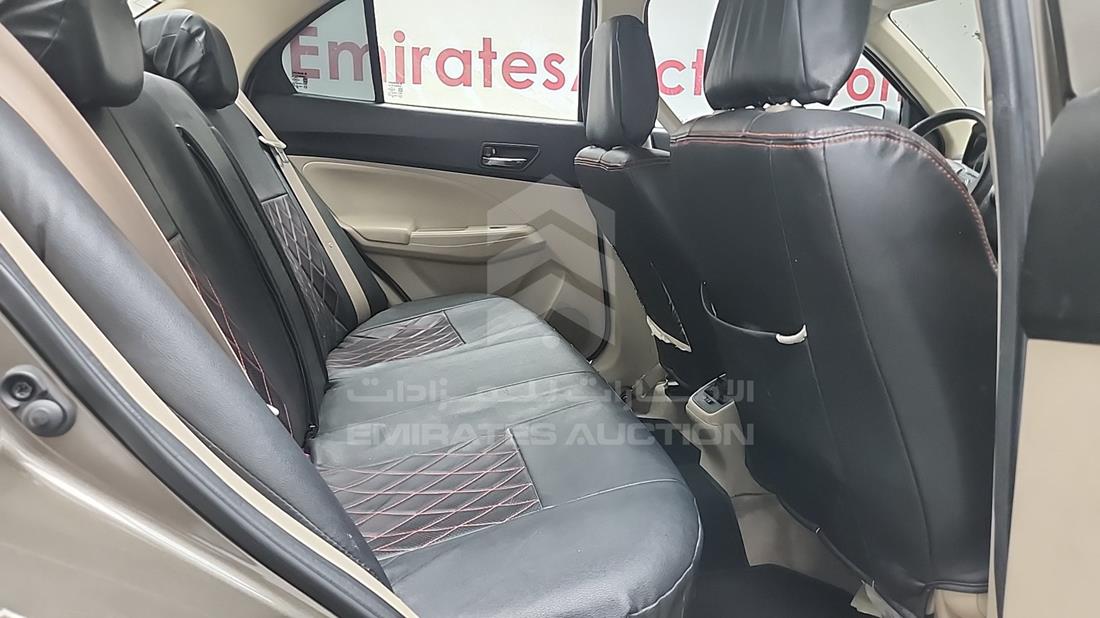 سوزوكي Dzire 2022 — زاوية الراكب الخلفي اليمنى — صورة 22