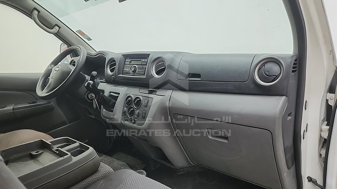 نيسان أورفان 2014 — زاوية واجهة الراكب الأمامي الأيمن — صورة 18