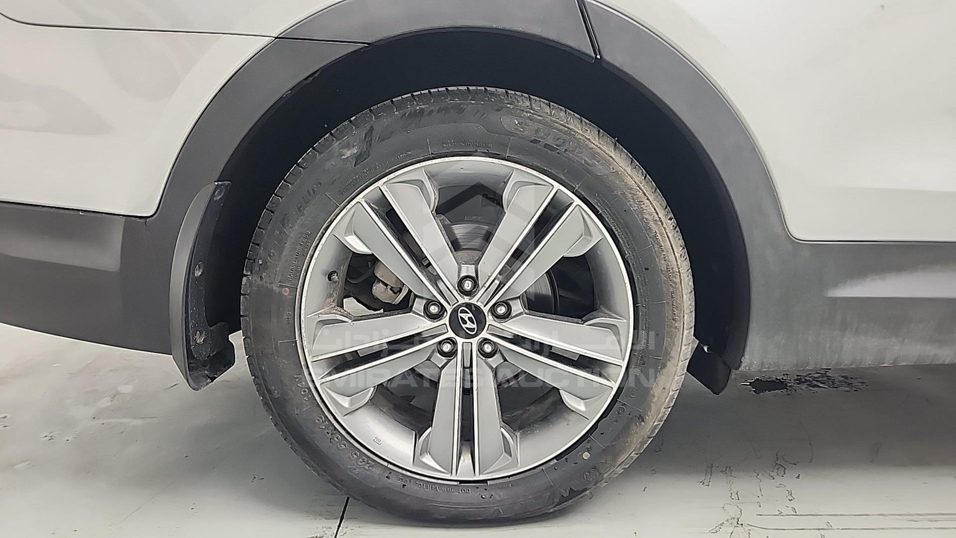 2016 HYUNDAI SANTA FE VIN: KMHSM81E2GU116160