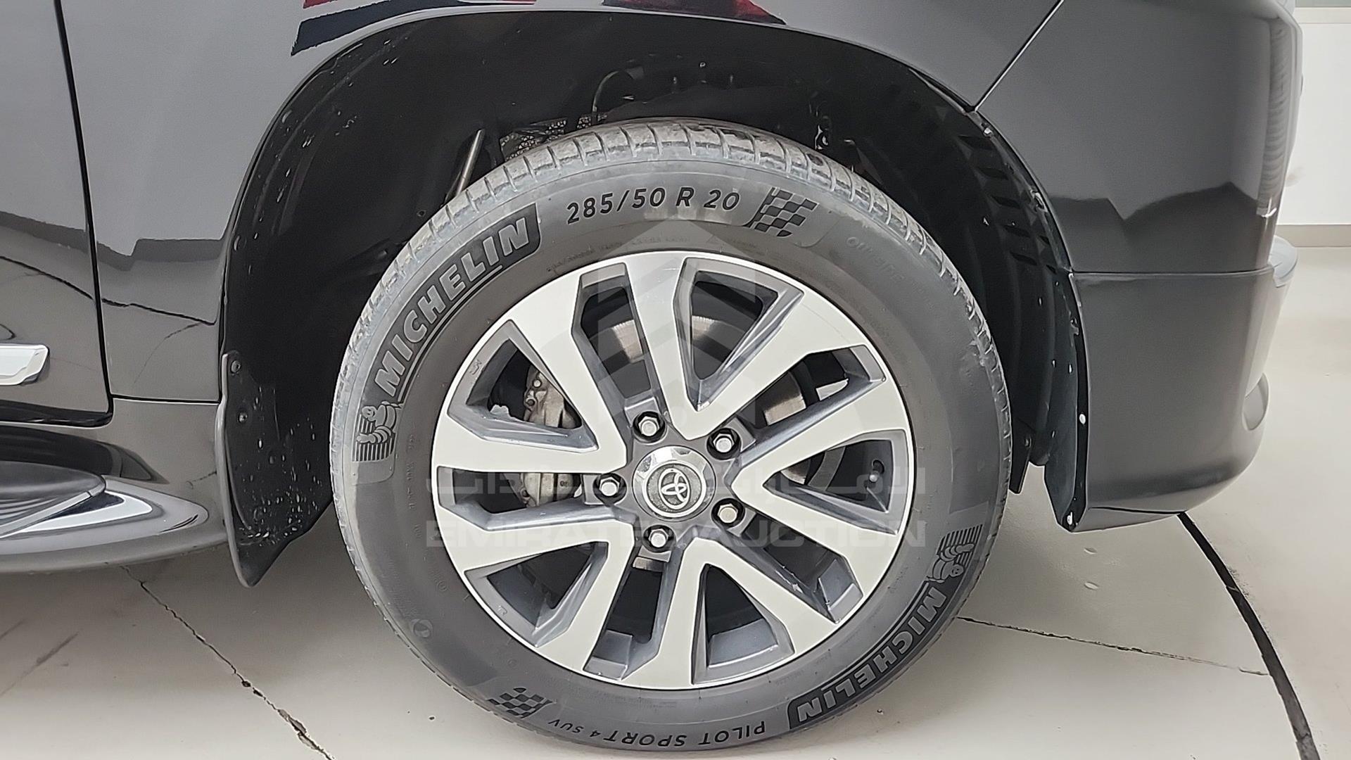 2018 TOYOTA LAND CRUISER VIN: JTMHY05J6J4073218