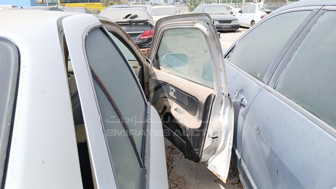نيسان صني 2000 — الباب الأمامي الأيمن — صورة 24