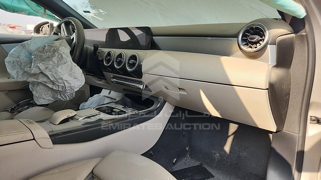 مرسيدس A220 2019 — زاوية واجهة الراكب الأمامي الأيمن — صورة 23