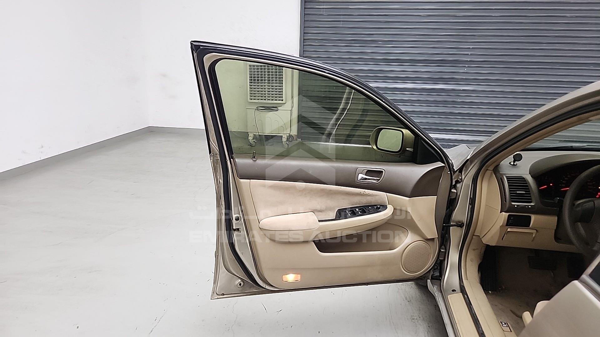 2005 HONDA ACCORD VIN: JHMCM56505C404356