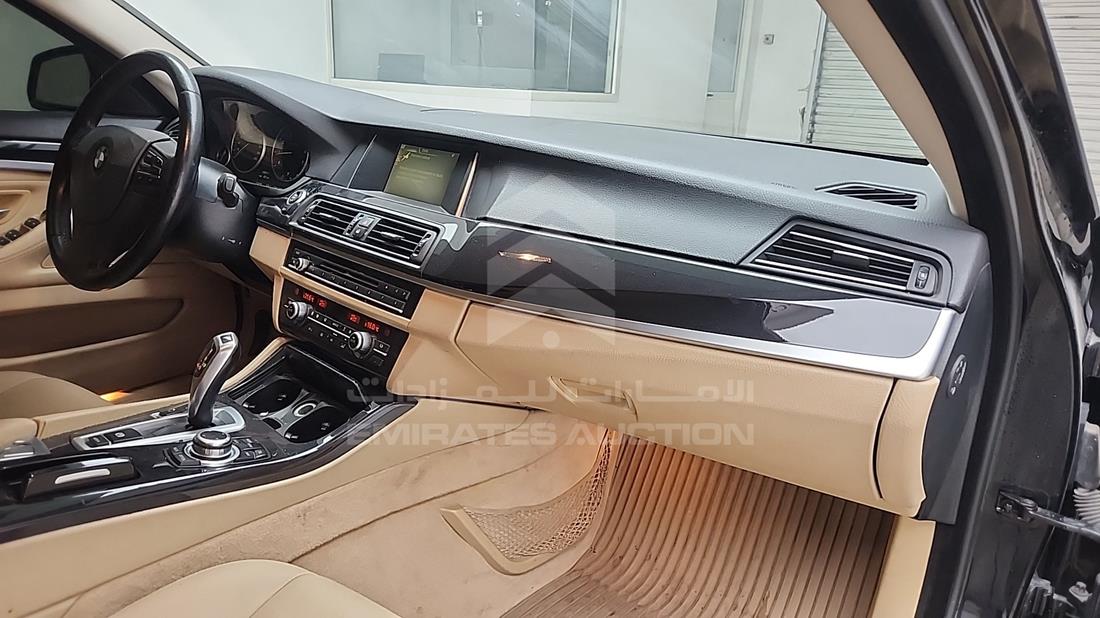 بي ام دبليو 535 اى 2015 — زاوية واجهة الراكب الأمامي الأيمن — صورة 28