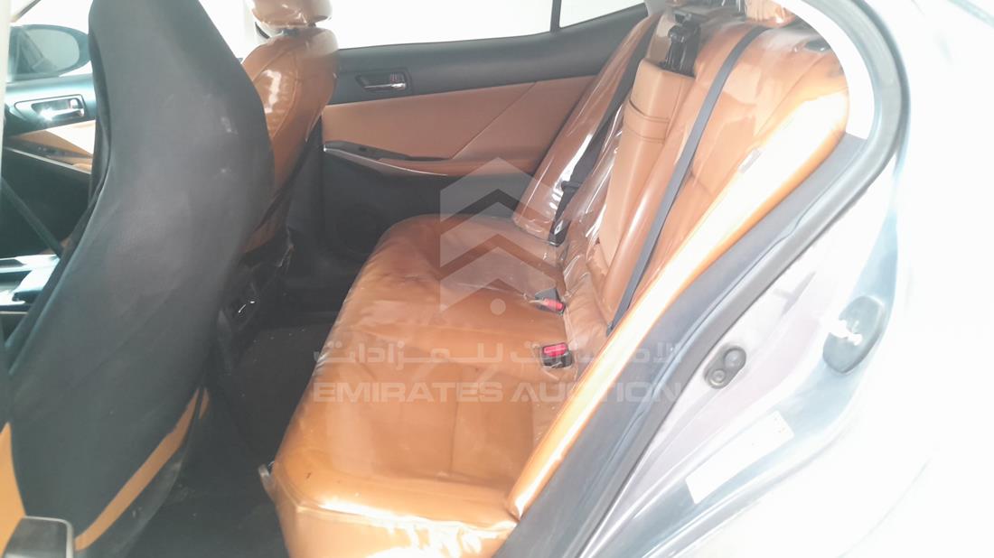 لكزس اى اس 250 2014 — زاوية الراكب الخلفي اليسرى — صورة 21
