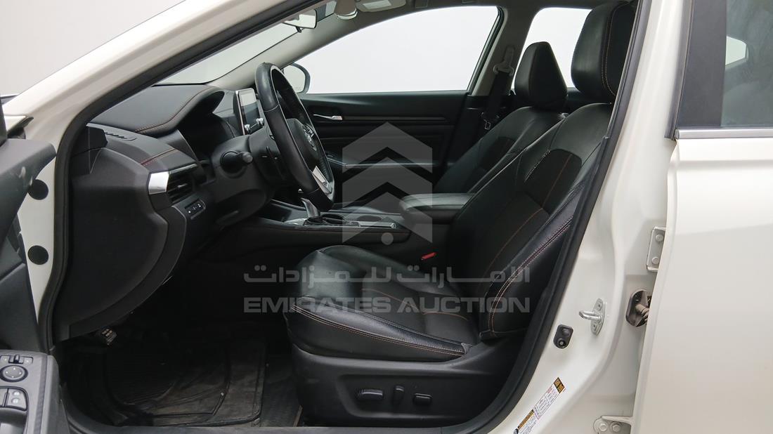 نيسان التيما 2019 — زاوية السائق الأمامية اليسرى — صورة 12