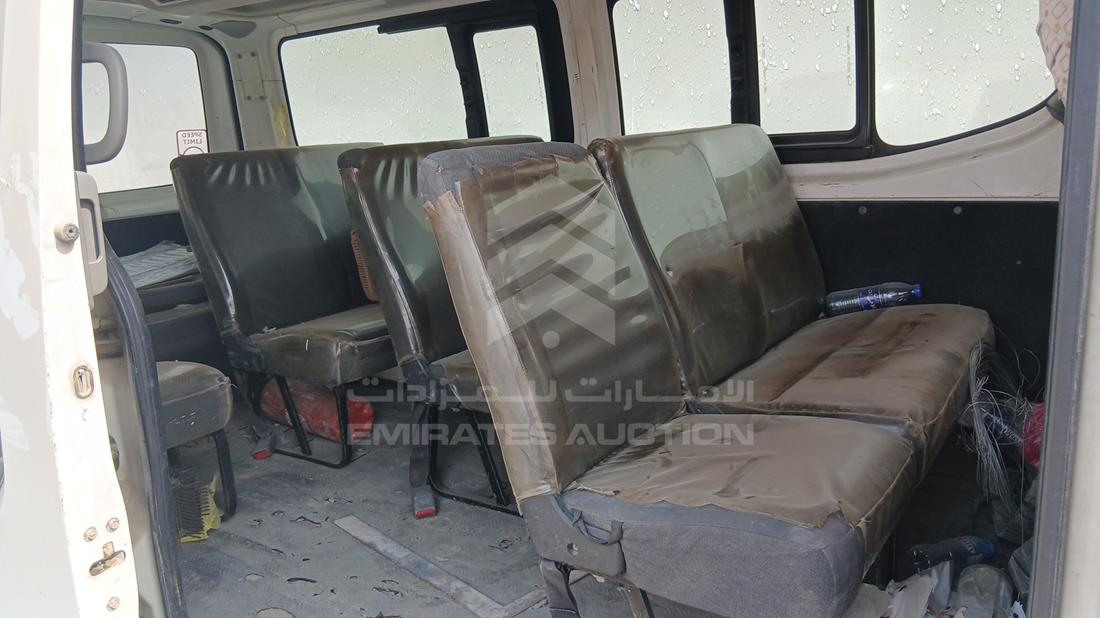 نيسان إن في 350 2015 — زاوية الراكب الخلفي اليمنى — صورة 17