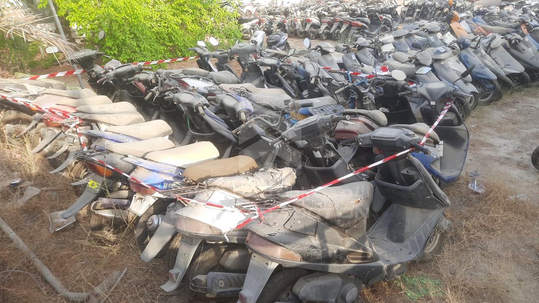 21 Scooters - Scrap without document — Rear Right Angle — Photo 22