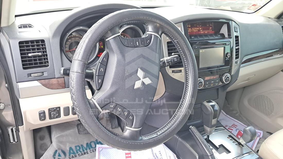 2017 Mitsubishi Pajero — Steering & Mounted Controls — Photo 13