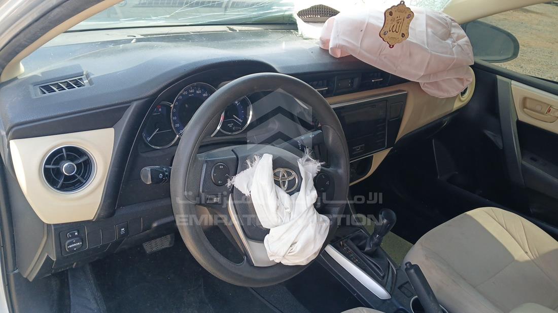 تويوتا كورولا 2017 — زاوية واجهة السائق الأمامية اليسرى — صورة 11
