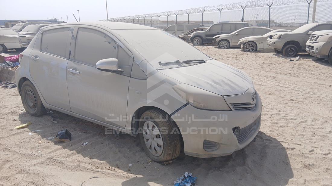 تويوتا ياريس 2014 — الزاوية الأمامية اليمنى — صورة 9