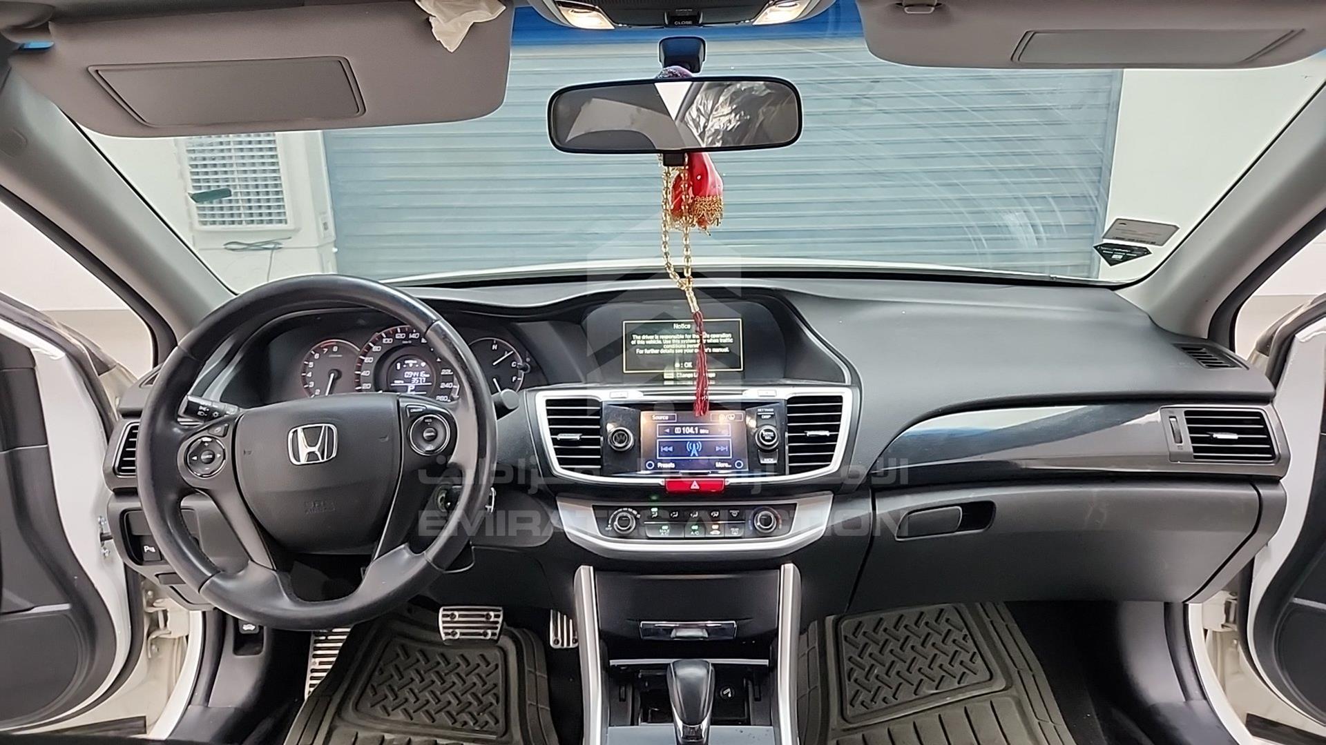 2016 HONDA ACCORD VIN: LUCCR2647G3413109