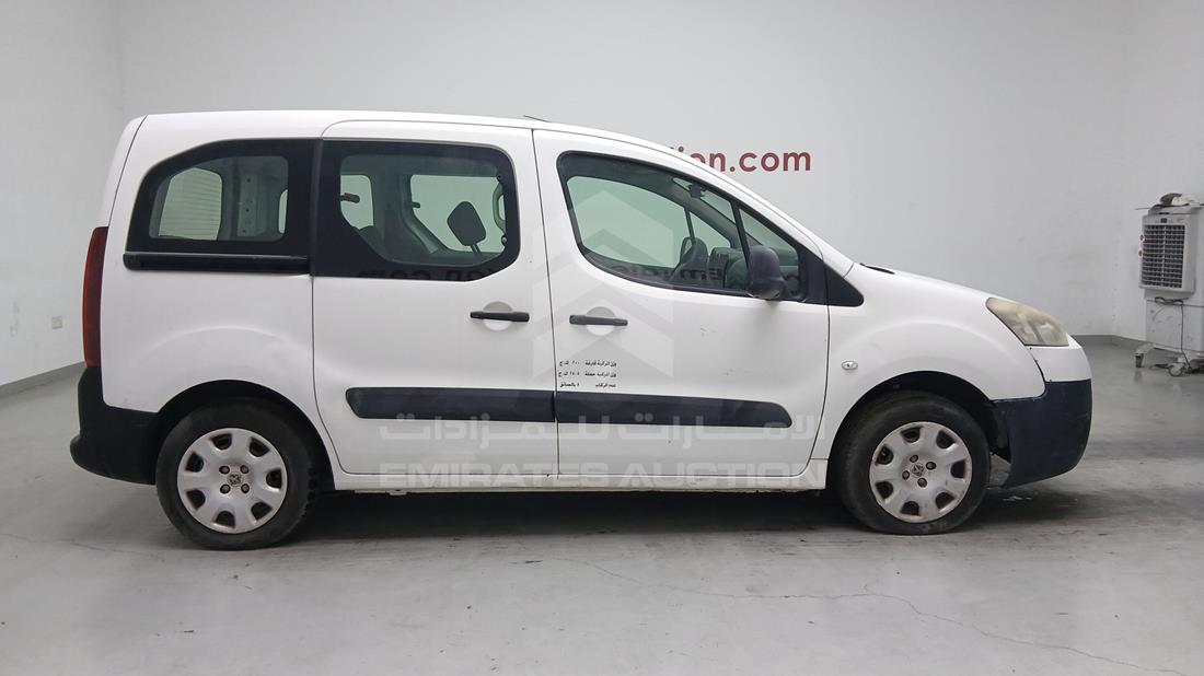 2015 Peugeot Partner — Front Right Angle — Photo 11