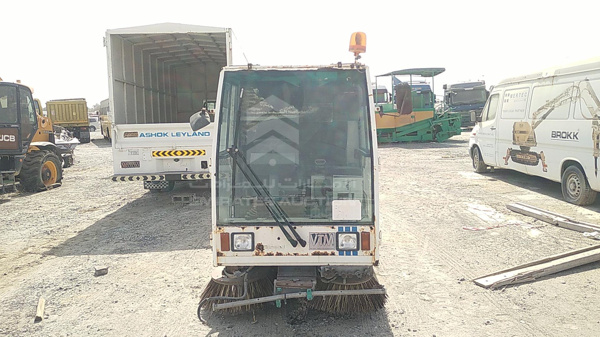 2000 ROAD CLEANING MACHINE --- VIN: 37592003961