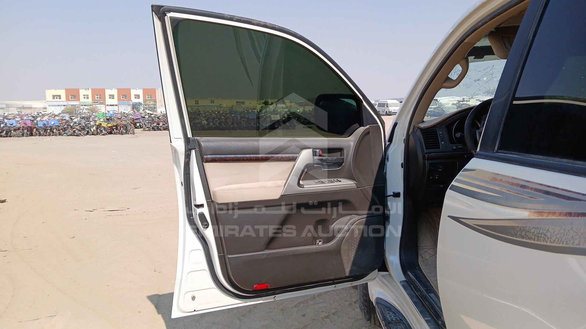 2011 TOYOTA LAND CRUISER VIN: JTMHT09J7B5093031