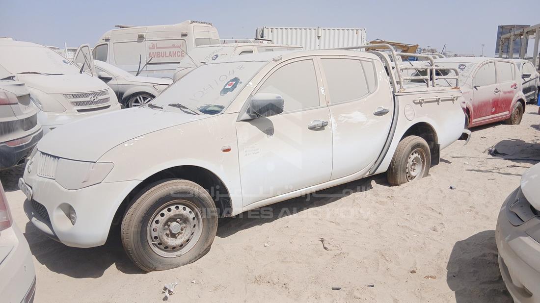 ميتسوبيشي L 200 2008 — الزاوية الأمامية اليسرى — صورة 5
