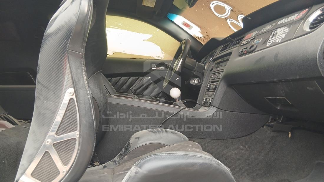 فورد موستانج 2012 — زاوية الراكب الأمامي للمقعد — صورة 22