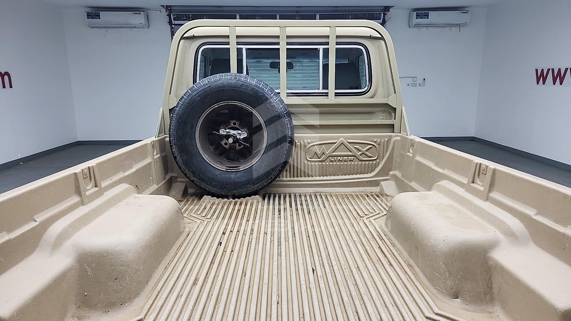 2015 TOYOTA LAND CRUISER VIN: JTFLU73J0F7004670