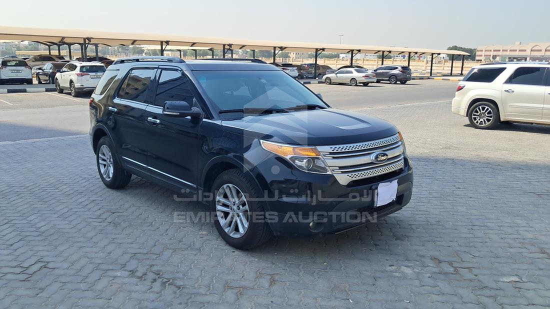 2015 Ford Explorer — Front Right Angle — Photo 9