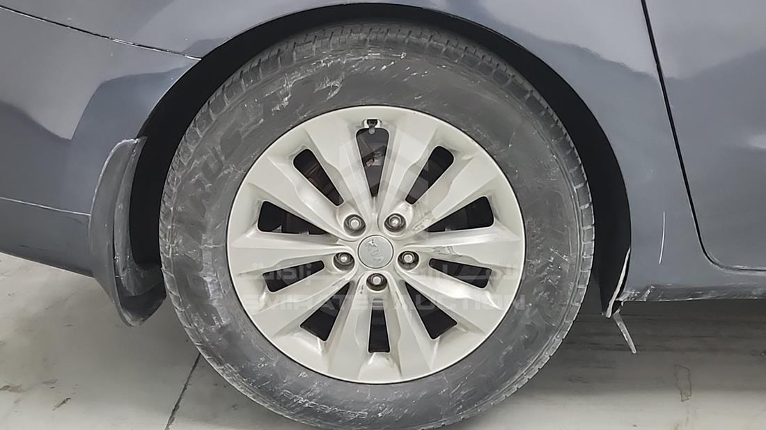 2016 Kia Carnival — Rear Right Tyre — Photo 31