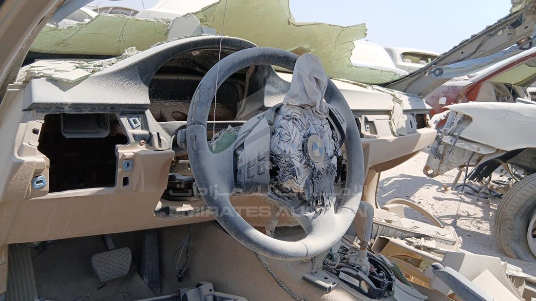 بي ام دبليو 316 2012 — زاوية واجهة السائق الأمامية اليسرى — صورة 11