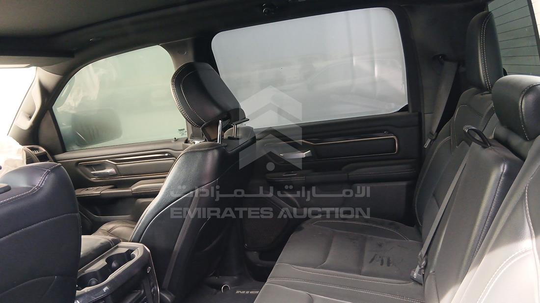 دودج رام 2021 — زاوية الراكب الخلفي اليسرى — صورة 18