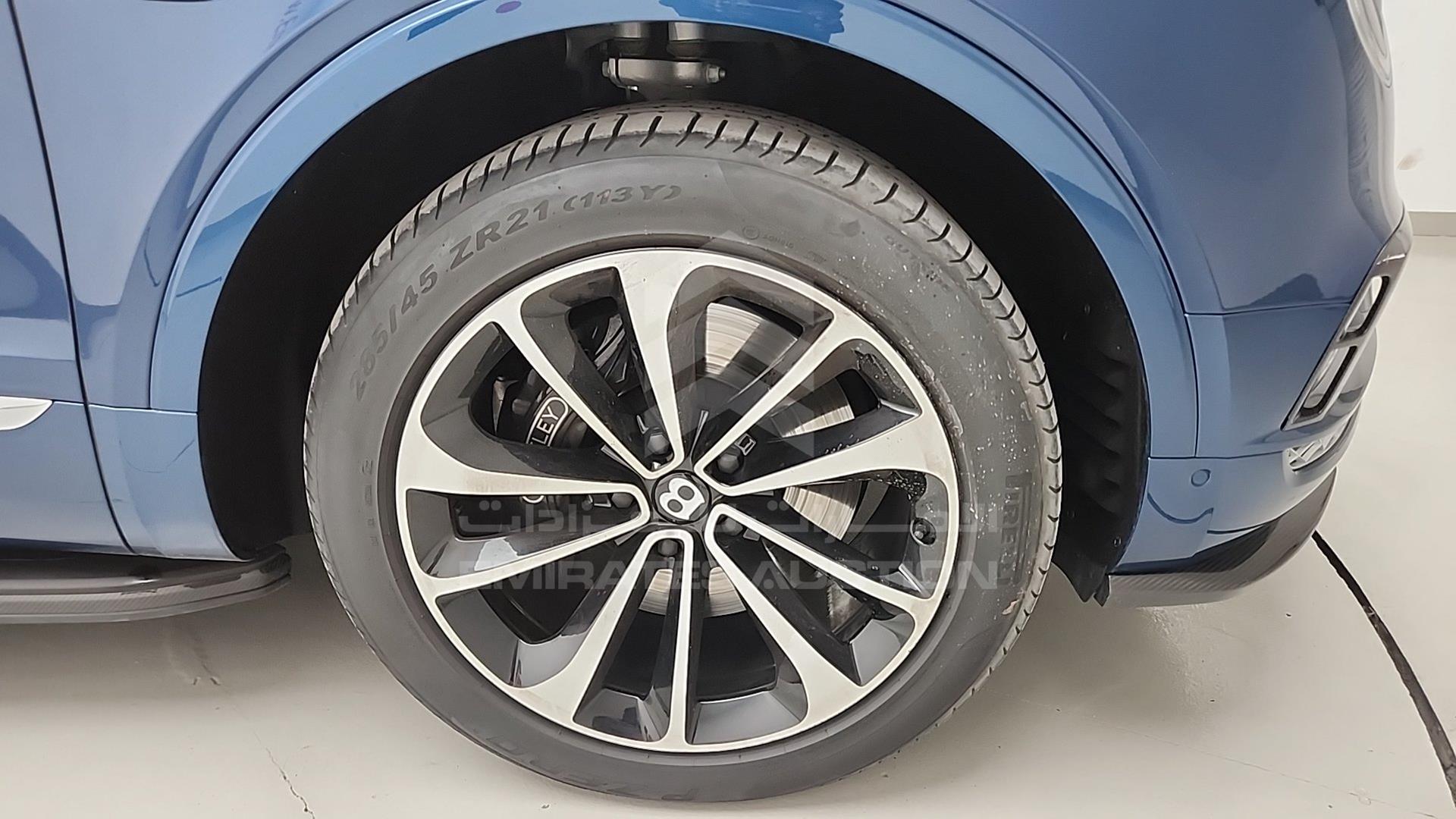 2017 BENTLEY BENTAYGA VIN: SJAAB1ZV0HC013457