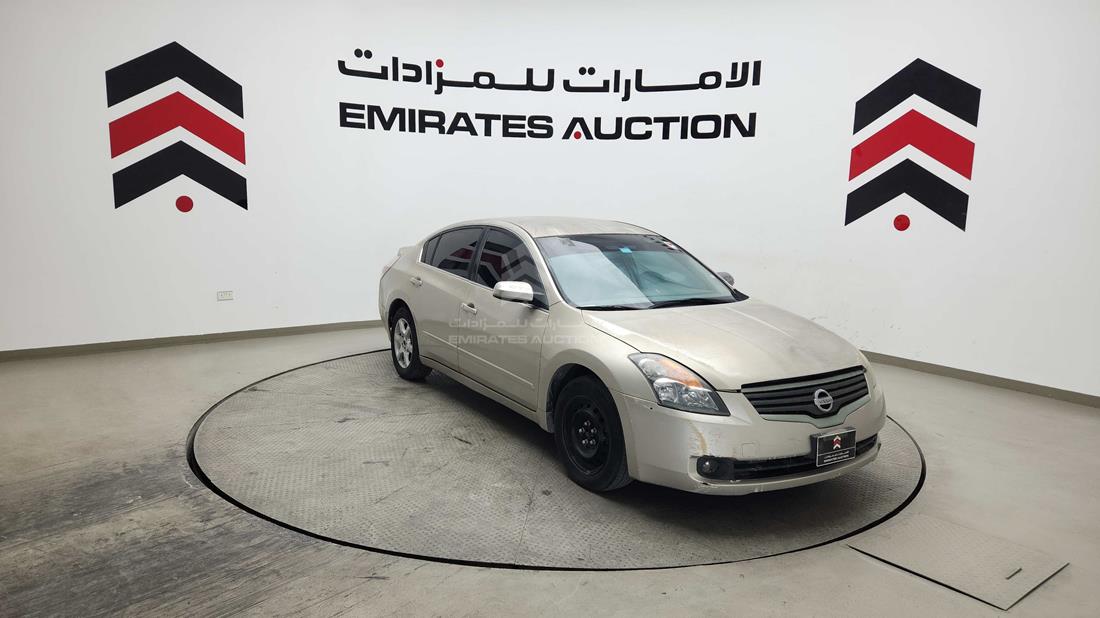 2009 Nissan Altima — Front Right Angle — Photo 11