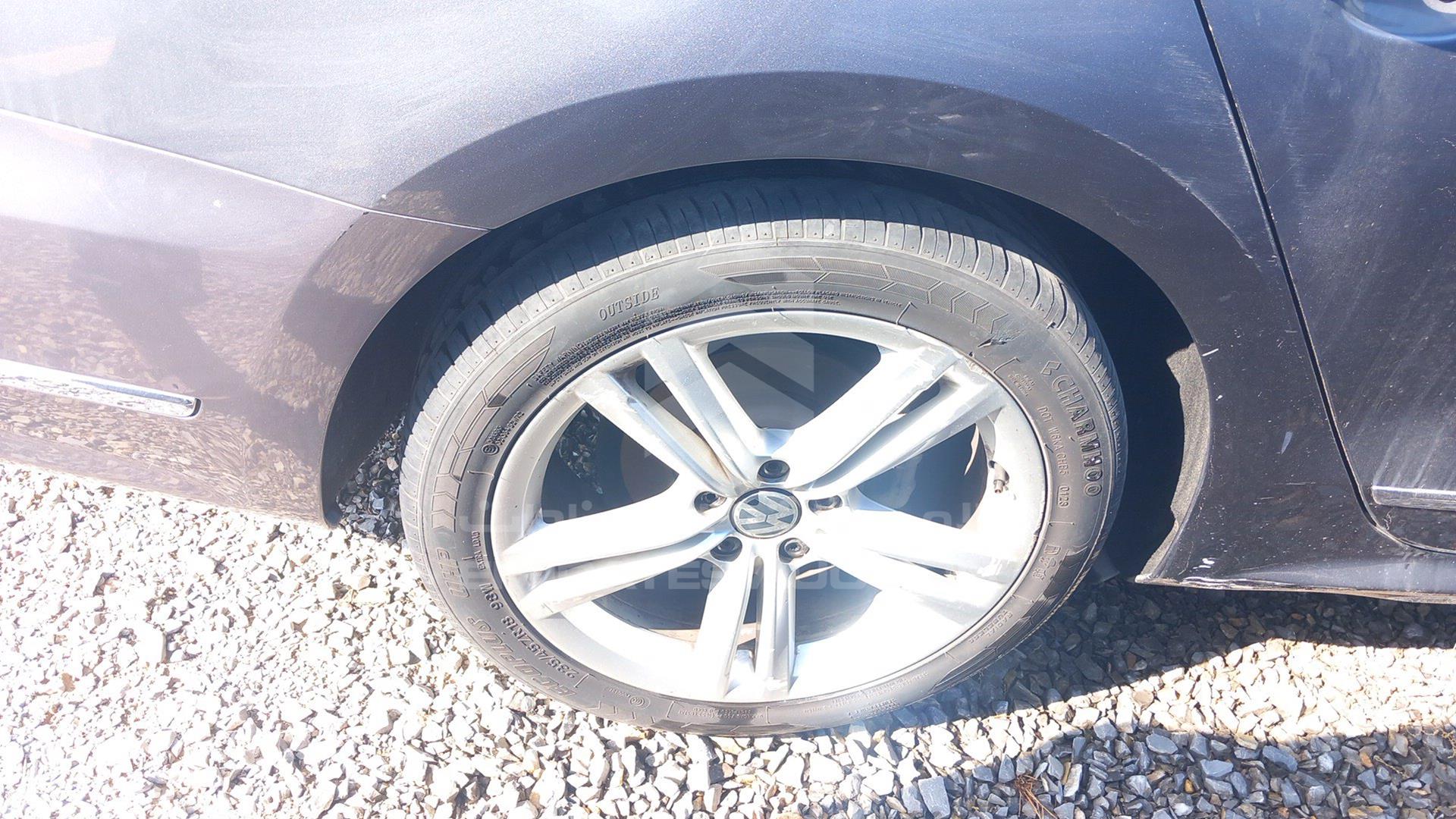 2015 VOLKSWAGEN PASSAT VIN: WVWCR7A37FC001349