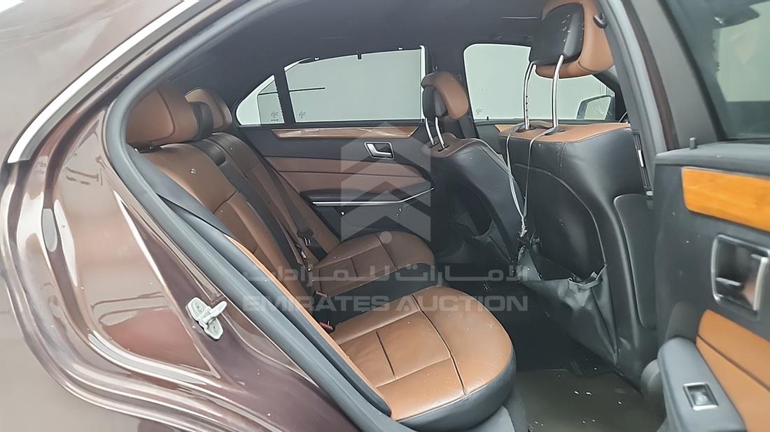 مرسيدس إى 300 2014 — زاوية الراكب الخلفي اليمنى — صورة 23