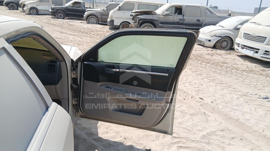 كرايزلر 300 2006 — الباب الأمامي الأيمن — صورة 24