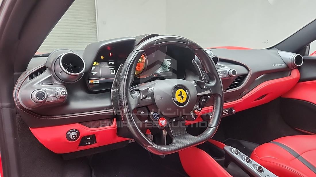 فيراري F8 Spider 2023 — زاوية واجهة السائق الأمامية اليسرى — صورة 12