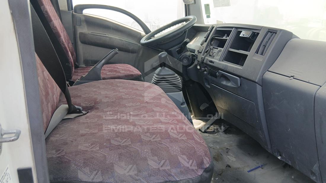 اسوزو Reward NM 2013 — زاوية الراكب الأمامي للمقعد — صورة 19