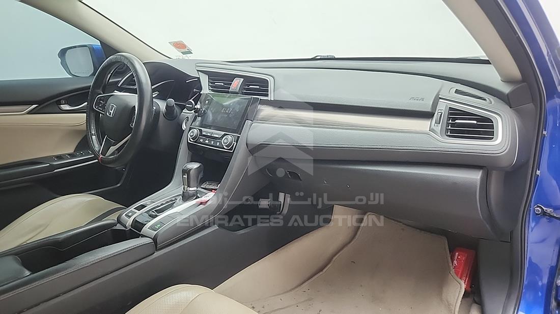 هوندا سيفيك 2019 — زاوية واجهة الراكب الأمامي الأيمن — صورة 25