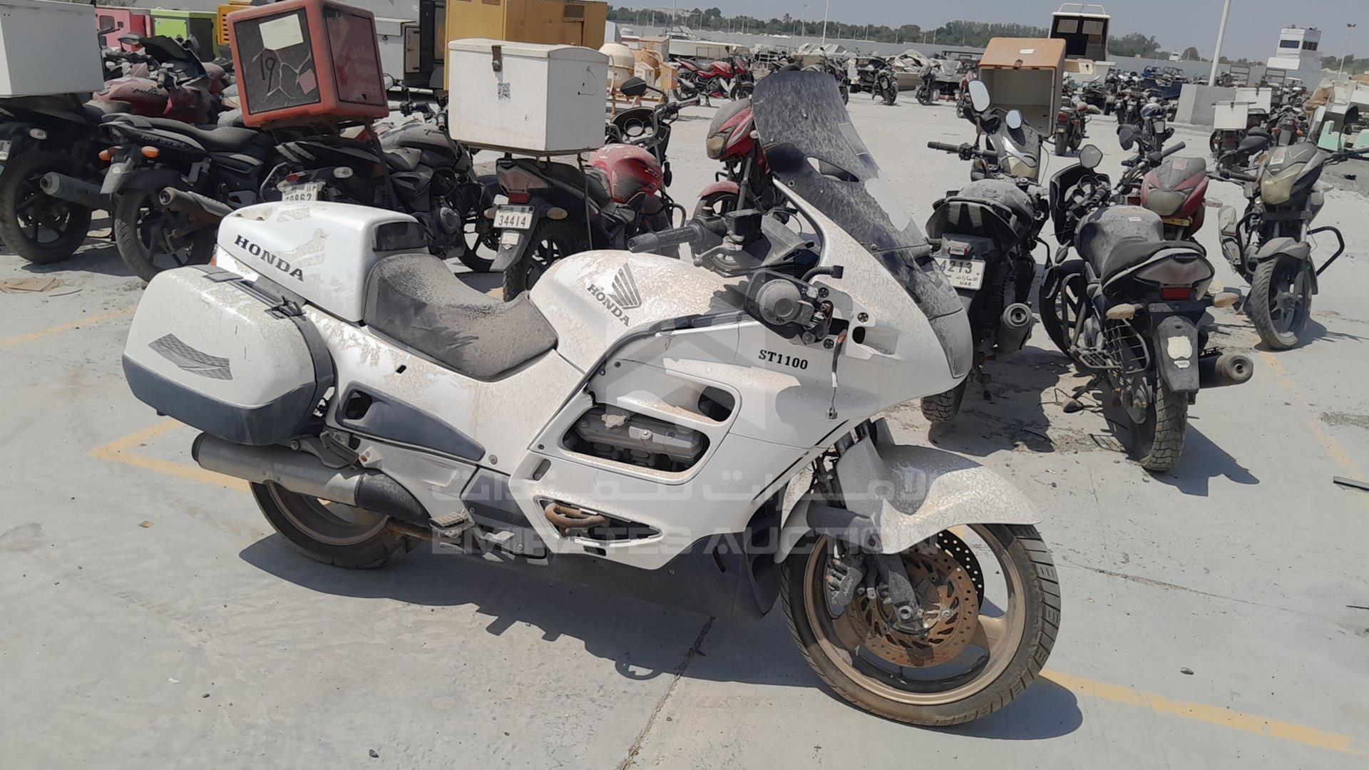 2000 HONDA MOTORBIKE VIN: JH2SC26B2YM402179