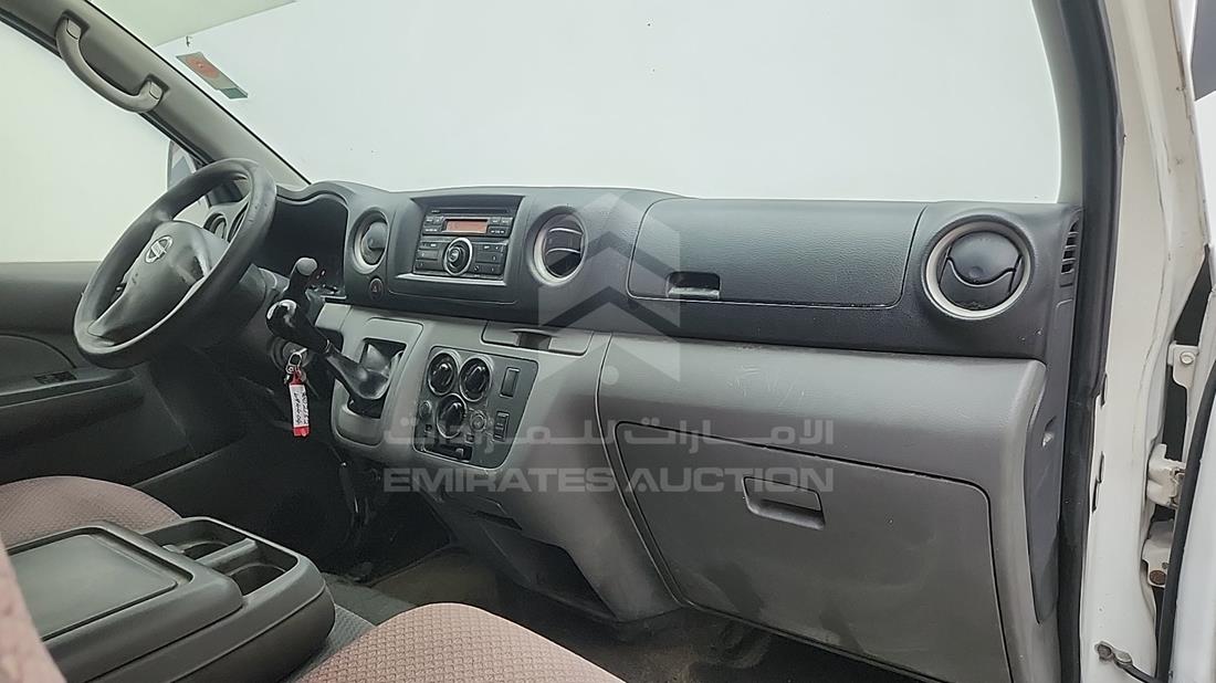 نيسان أورفان 2015 — زاوية واجهة الراكب الأمامي الأيمن — صورة 18