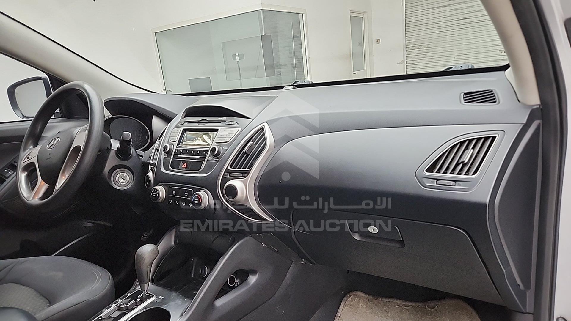 2011 HYUNDAI TUCSON VIN: KMHJT81B4BU132406